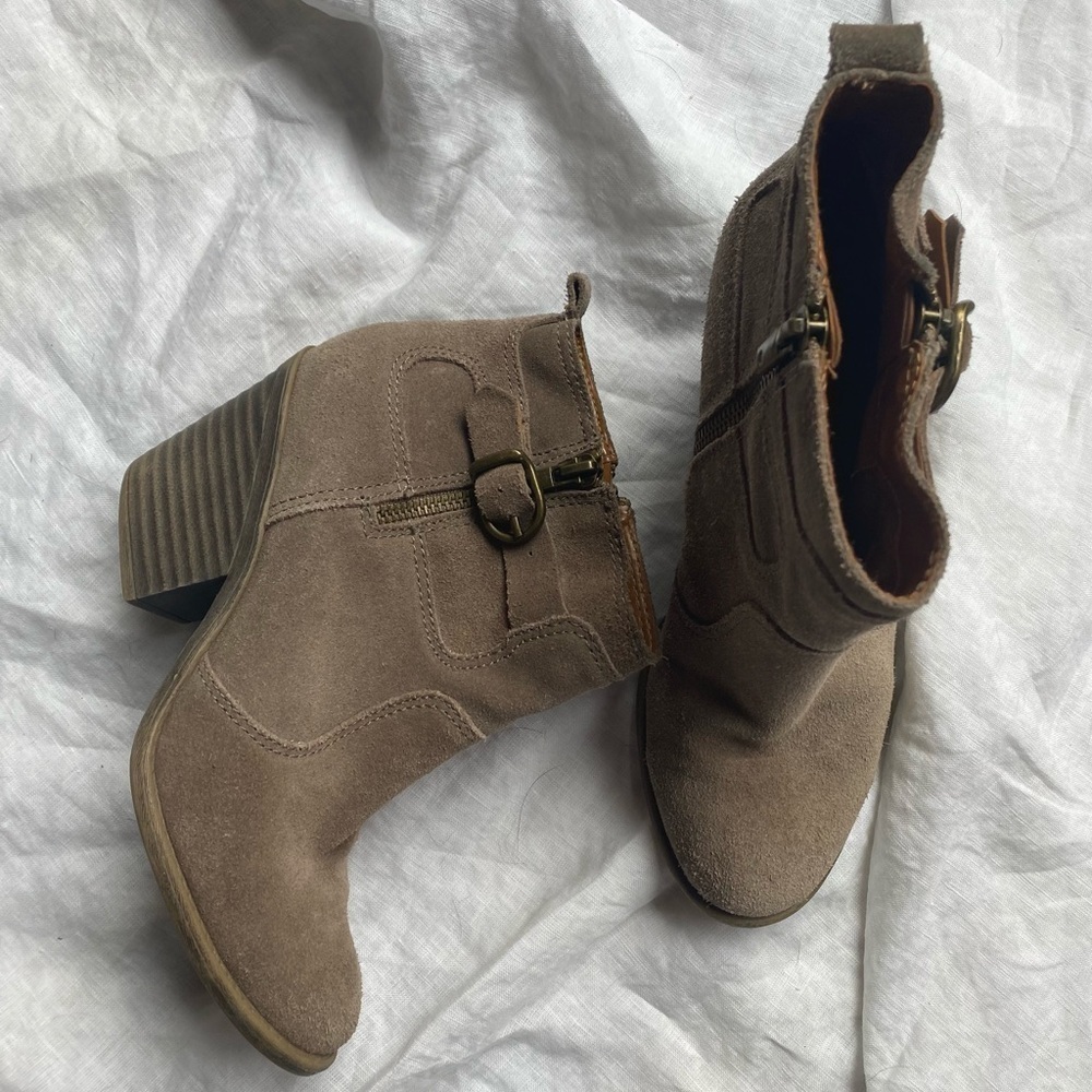 LUCKY BRAND women’s tan suede low heel size 7 - Picture 1 of 13